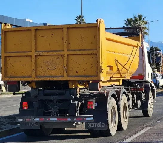 Camión entregando áridos en una obra de Graneros
