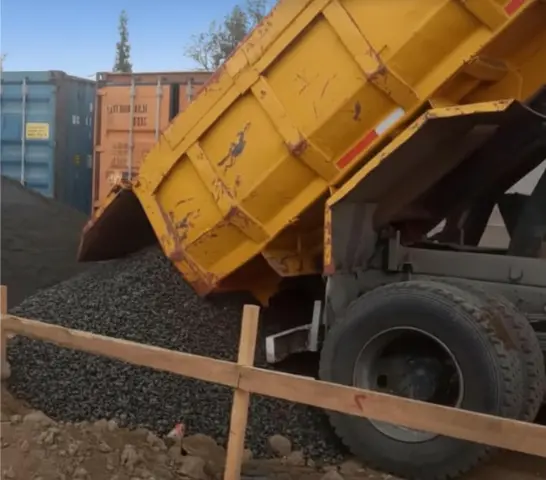 Camión tolva descargando áridos en una obra de Graneros